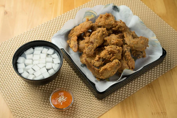 Korean Fried Chicken Wings Bapsang Dengan Saus — Stok Foto