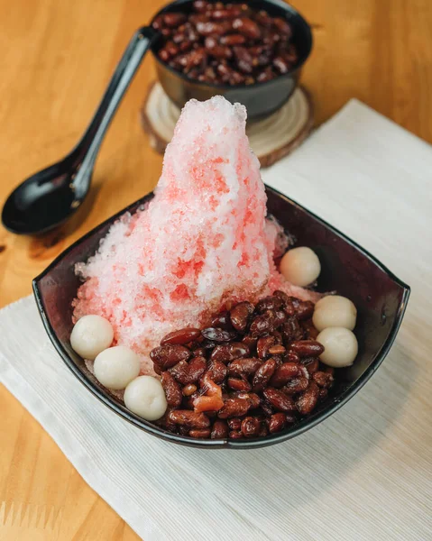 Patbingsu Bingsoo Korean Shaved Ice Cream Dessert Dengan Red Bean Stok Gambar