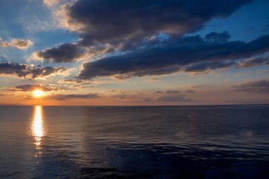 Deniz üzerinde güzel gündoğumu. Ucraine, Kırım.