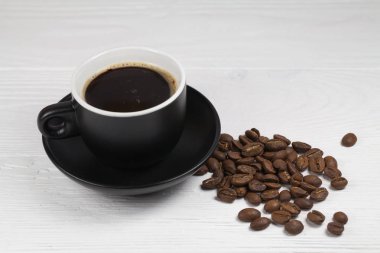 kupa kahve ve kahve breans ahşap artalan üzerinde