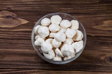 Ahşap arka plan şeffaf cam aranjman beyaz mini beze