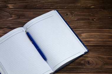 Boş defter kalem ahşap kahverengi masa üzerinde ile