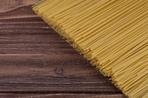 Gli spaghetti crudi si trovano su una direzione diagonale — Foto Stock