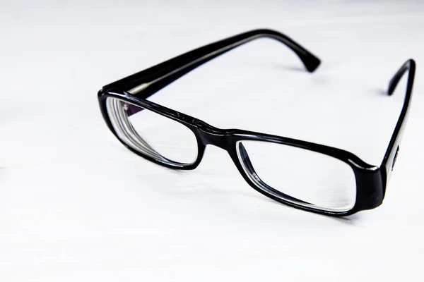 Óculos pretos, isolados em fundo branco, de perto — Fotografia de Stock