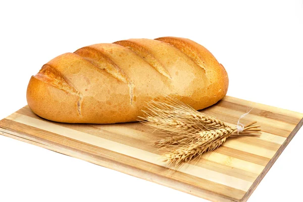 Stokbrood met spikelet en snijplank op witte achtergrond — Stockfoto