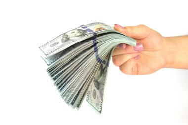 El birçok dolar banknotlar beyaz bir arka plan üzerinde tutun. Yakın çekim
