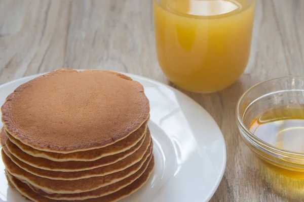 Stapel leckerer Pfannkuchen mit Honig — Stockfoto