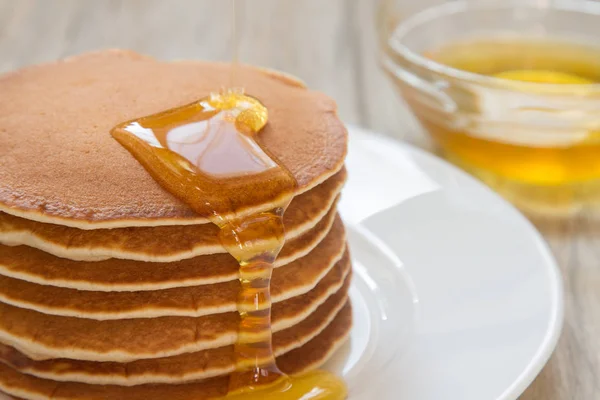 Frische und leckere Pfannkuchen mit Honig — Stockfoto