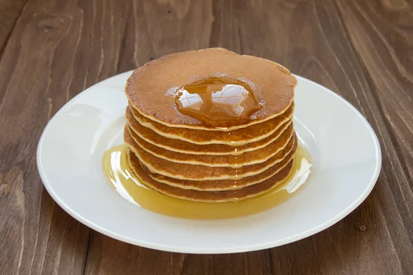 Frischer Pfannkuchen mit Bio-Honig — Stockfoto