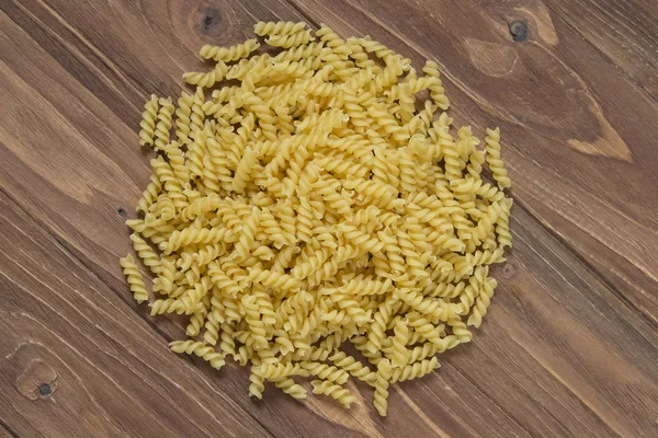 Maccheroni crudi su fondo di legno. Mescolare la pasta. Vista dall'alto — Foto Stock