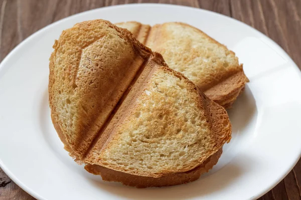 Torrada de pão assado em prato branco — Fotografia de Stock