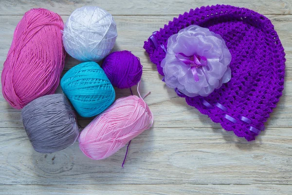 Lã colorida para tricotar chapéu sagacidade — Fotografia de Stock