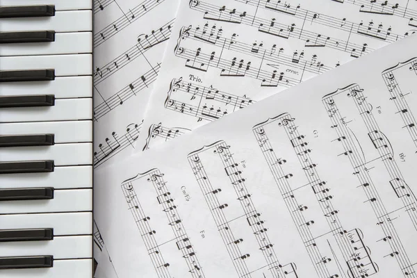 音楽ノートの背景にピアノ、キーボード — ストック写真