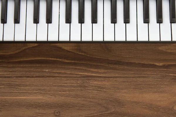 Piano keyboard på trä bakgrund — Stockfoto
