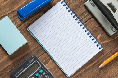 Ahşap arka plan üzerinde düzenlenen office araçları