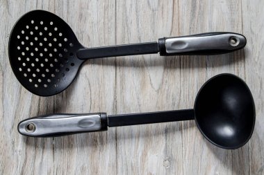 siyah kepçe ve ahşap arka plan üzerinde Kepçe