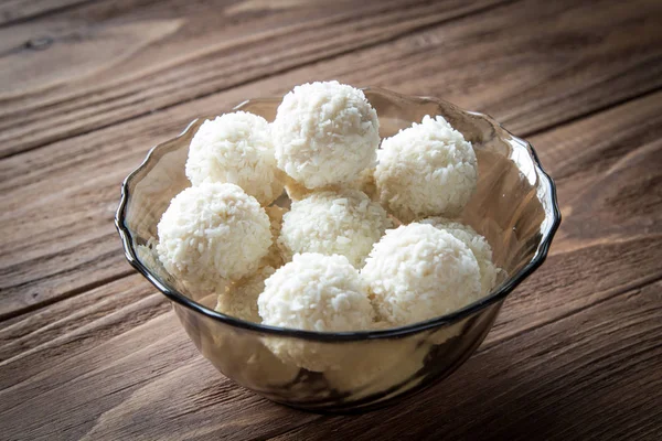 Doces doces de coco em tigela de vidro — Fotografia de Stock