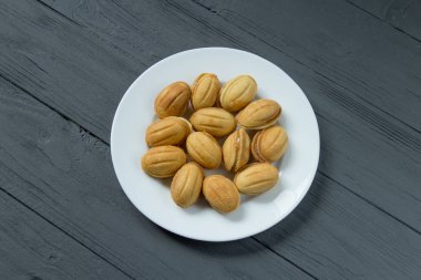 Condenced süt beyaz tabakta ile ev yapımı kurabiye