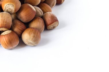 Fındık üzerinde beyaz izole bir köşede yığını