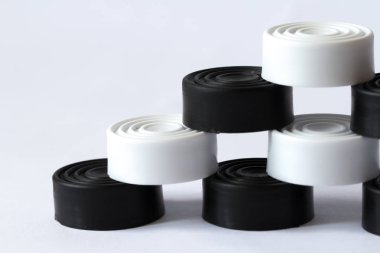 Siyah beyaz dama piramyde