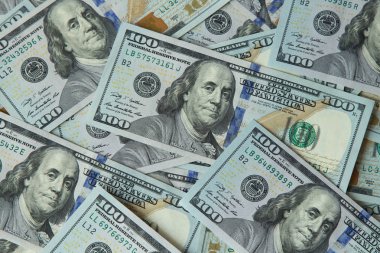 Yüz dolarlık banknotlar dağınık