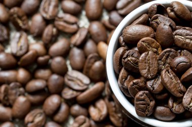 bir bardak kavrulmuş kahve çekirdeği