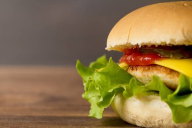 Çizburger üzerinde ahşap yüzey closeoup