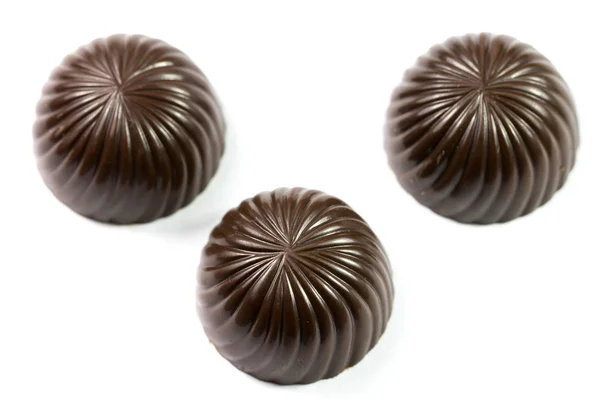 Beyaz arka plan üzerinde izole üç çikolata şekerleme — Stok fotoğraf