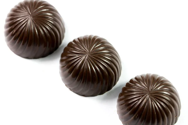 Tre choklad godis isolerad på vit bakgrund diahonal — Stockfoto