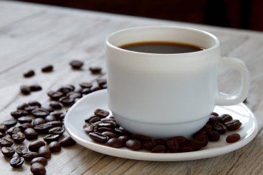 Siyah kahve kupa ve ahşap suface kavrulmuş fasulye