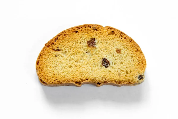 Один кусок хрустящего жареного хлеба с изюмом изолирован на белом фоне — стоковое фото