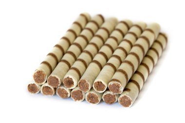 Krem gözleme yığını üzerinde izole beyaz arka plan sopa