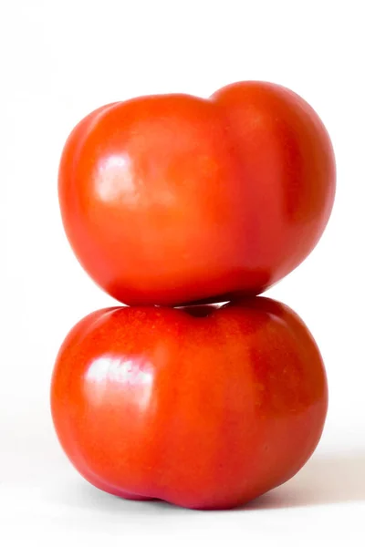 Dois tomates vermelhos em uma pilha isolada no fundo branco — Fotografia de Stock