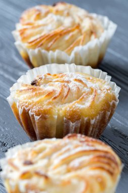 Ahşap zemin üzerinde üç tatlı lezzetli muffins