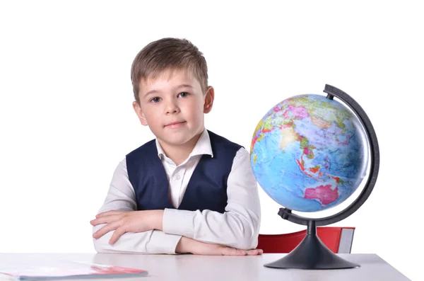 Studente alla scrivania con un globo su di esso — Foto Stock