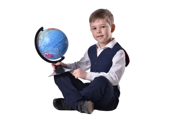 Siiting écolier tenir un globe du monde — Photo