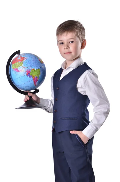 Colegial de pie sostiene un globo de mundo en su mano — Foto de Stock