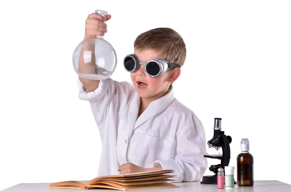 Tudós fiú, fekete szemüveg egy üres lombikot tart a kezében — Stock Fotó