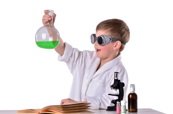 Cieszę się, że naukowiec chłopak w okularach czarny posiada kolby z zielonym płynem wewnątrz — Zdjęcie stockowe