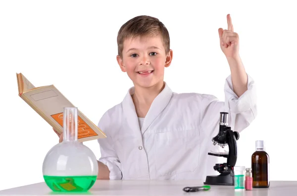 うれしい科学少年が本で解決策を見つける — ストック写真