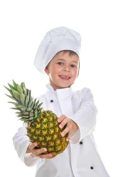 Mignon petit chef heureux tenant l'ananas sur fond blanc . — Photo