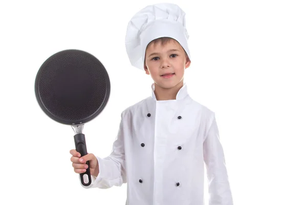 Мальчик-повар держит сковородку на белом фоне — стоковое фото