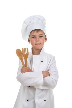 Beyaz arka plan üzerinde izole ahşap çatal tutan Şef üniformalı yakışıklı çocuk.