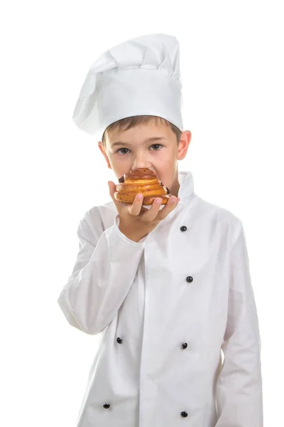 Kis aranyos chef tűzhely ízű friss mazsolás zsemle, elszigetelt fehér background. — Stock Fotó