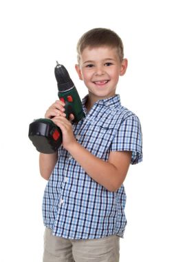 Küçük mutlu bir çocuk Kareli gömlekli o beyaz arka plan üzerinde izole bir Oluşturucu gibi gösteren bir tornavida tutan