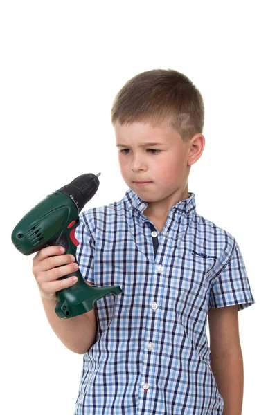 Een jonge bouwer van nadenkende jongen in het geruite shirt houdt een schroevendraaier, geïsoleerd op witte achtergrond — Stockfoto