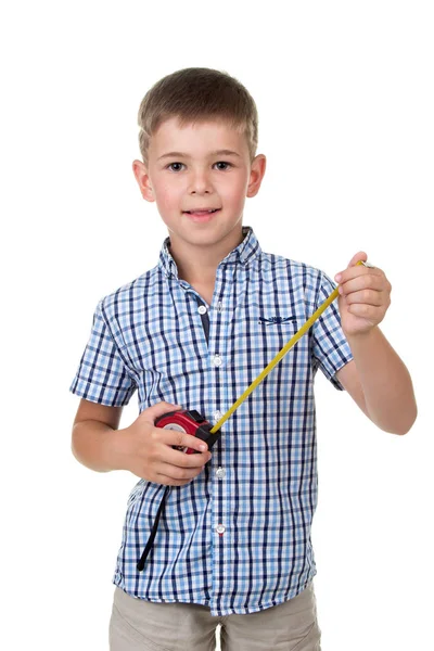 Niedlicher fröhlicher Junge im blau karierten Hemd, hält ein Maßband in den Händen, isoliert auf weißem Hintergrund — Stockfoto