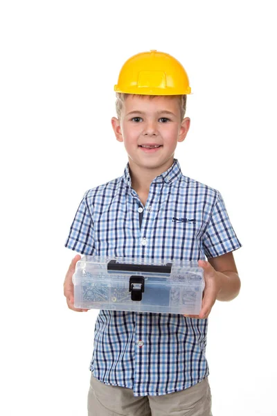 Portrait émotionnel d'un beau garçon portant une chemise à carreaux bleue et un casque jaune, tenant une boîte à outils, isolé sur blanc — Photo