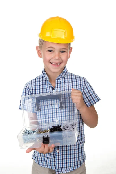 Студийное фото красивого улыбающегося мальчика в голубой клетчатой рубашке и желтом шлеме, держащего открытый ящик с инструментами, на белом — стоковое фото