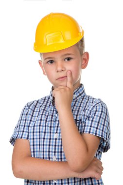 Rahat düşünme adam - beyaz erkek modeli. Mavi gömlek ve Oluşturucu kask giymiş çocuk varoluş duygusal portre.